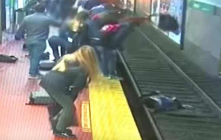 Metroda dəhşətli anlar: Qadın relslərin üzərinə yıxıldı – ANBAAN GÖRÜNTÜ – VİDEO