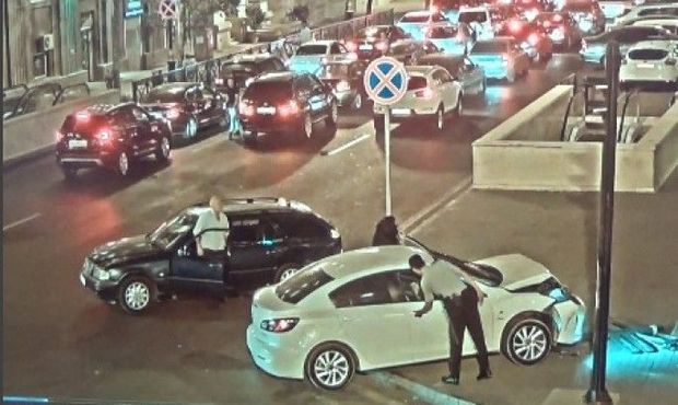 Bakıda xanım sürücü aləmi bir-birinə qatdı – ANBAAN VİDEO