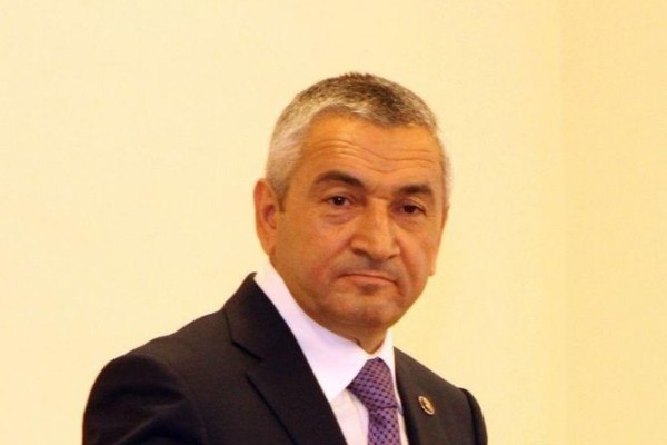 Adil Vəliyev 280 min rüşvətlə tutulan işçisini azadlığa çıxardı