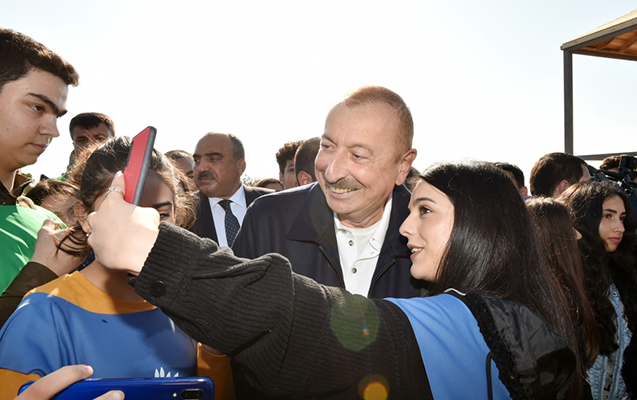 “Cənab prezident, şəkil bulanlıq düşüb, yenidən çəkdirə bilərik?” – VİDEO