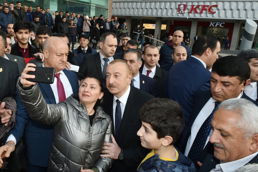 Prezident “28 May” stansiyasının qarşısında sakinlərlə görüşdü