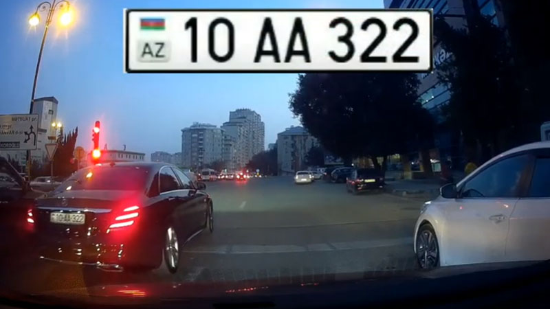 AA seriyalı avtomobil sürücüsü işıqforun qırmızı işığında keçdi – VİDEO