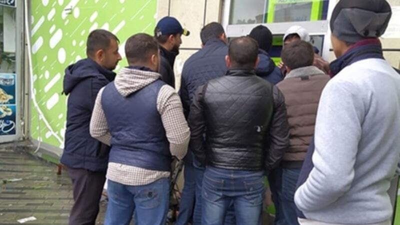 Bakıda QƏRİBƏ APARAT PEYDA OLDU – Hər kəsə PUL PAYLAYIR (FOTO)