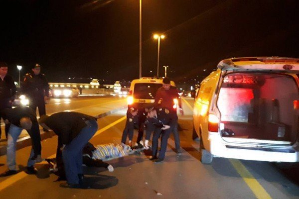 Cəsədləri yerə uzadılan qızların qəzadan sonrakı görüntüləri: “Evakuator gəldi, amma tibbi yardım gəlmədi” – VİDEO