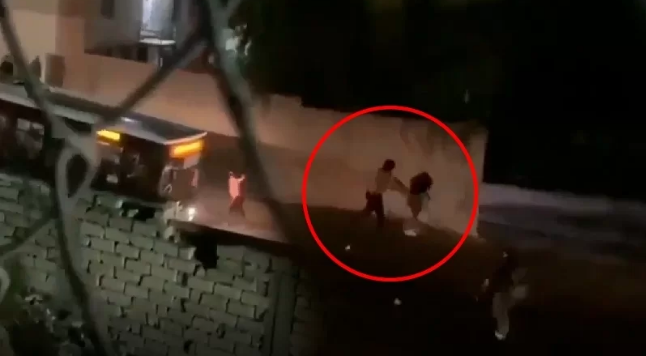 Bakıda yarıçılpaq kişi insanlara hücum etdi, bir qadını yaraladı – VİDEO