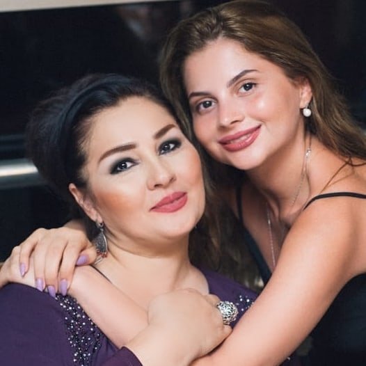Əkiz qardaşlar canlı efirdə Aybəniz Haşımovanın qızı ilə bu məşhur xanıma elçi düşdülər – FOTO