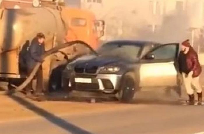 “İylənsin, amma yanmasın” – Alovlanan BMW görün necə söndürüldü – VİDEO