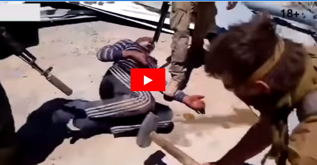 Rus döyüşçülərdən dəhşət: Əsirin başını kəsib… – Video18+