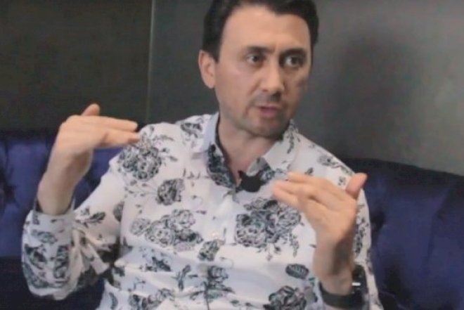 Tanınmış meyxanaçı Rusiyada əlində “Kalaşnikov” görüntüləndi – Foto