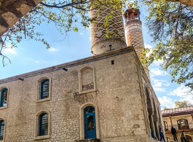 Ermənilər tanınmaz hala saldıqları Şuşa məscidinin yeni FOTOLARINI yaydı