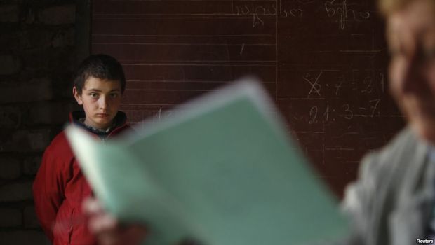 Azərbaycanda dəhşət: Müəllimə şagirdə elə söz dedi ki, qızın əsəbdən ağzı əyildi