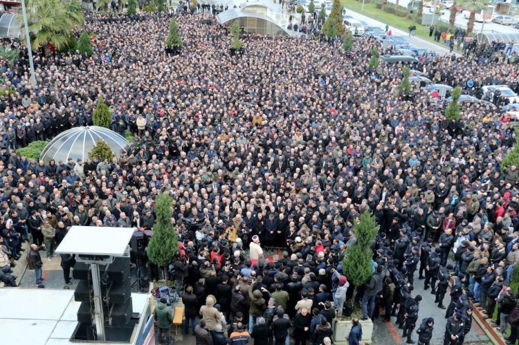 SON DƏQİQƏ: Məşhur gənc aktyor VƏFAT ETDİ – Evinin qarşısında izdihamdır / FOTOLAR