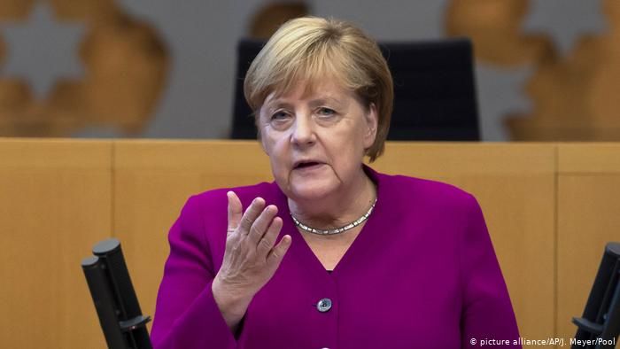 Angela Merkel çətin vəziyyətə düşdü – VİDEO
