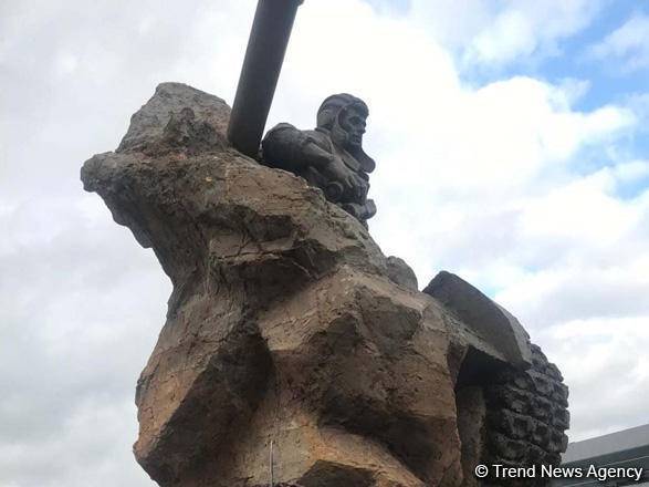Milli Qəhrəman Albert Aqarunovun heykəlinin açılışı olub – FOTO