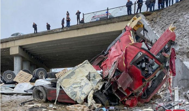 Bakıda “Shacman” körpüdən aşdı, ÖLƏNLƏR VAR – FOTO