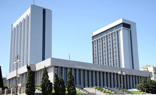 Məşhur əcnəbi müğənninin Bakıda Milli Məclisin önündə çəkdirdiyi bu şəkil hər kəsi şoka saldı – FOTO