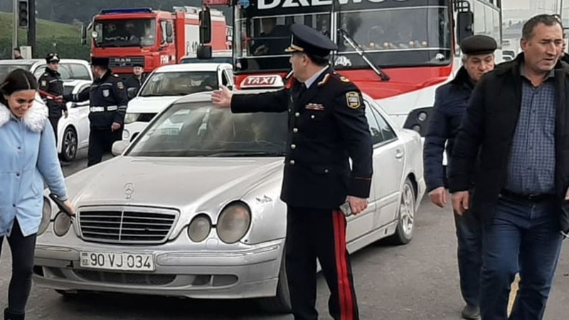 General hadisə yerinə gəlib sürücülərə kömək etdi (FOTOLAR)