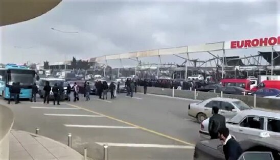 “Eurohome” da malları yananlar yolu kəsməyə çalışır, maşınlara hücum edir-VİDEO