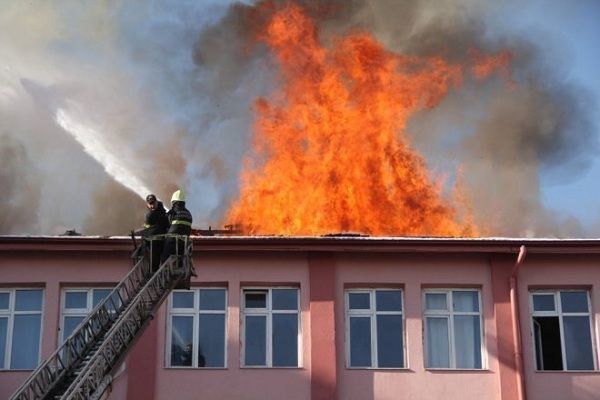 Azərbaycanda orta məktəbdə yanğın – şagirdlər təxliyə olundu – FOTOLAR