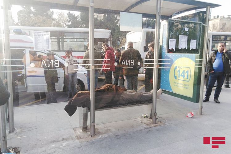 Bakıda dayanacaqda avtobus gözləyən kişi öldü – FOTO