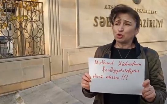 Jurnalist nazirliyin qarşısında aksiya keçirib