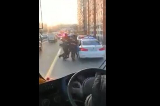 Bakıda yol polisləri gənci zorla maşına mindirdilər – VİDEO