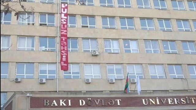 BDU tələbələrindən etiraz: Universitetdə banner asdılar – VİDEO