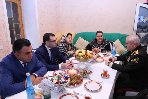 General şəhid ailələrini ziyarət etdi – FOTO