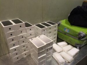 Azərbaycanda “ayfon” qaçaqmalçılığının dəhşətli miqyası: büdcə hər il azı 100 milyon dollar itirir
