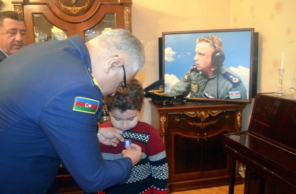 “Şücaətə görə” medalı hərbi pilot Rəşad Atakişiyevin ailəsinə təqdim edildi-FOTOLAR