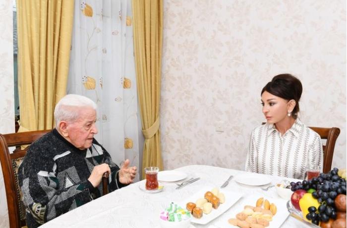 Mehriban Əliyeva Xalq artistinin evində qonaq olub – FOTOLAR