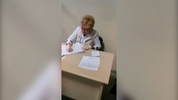 Səhiyyə Nazirliyi həkimin rüşvət alması ilə bağlı: “3 manat pul verilib” – VİDEO – YENİLƏNİB