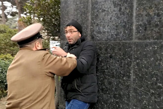 FHN-nin qarşısında intihara cəhd – Vətəndaş özünü yandırmaq istədi + Foto