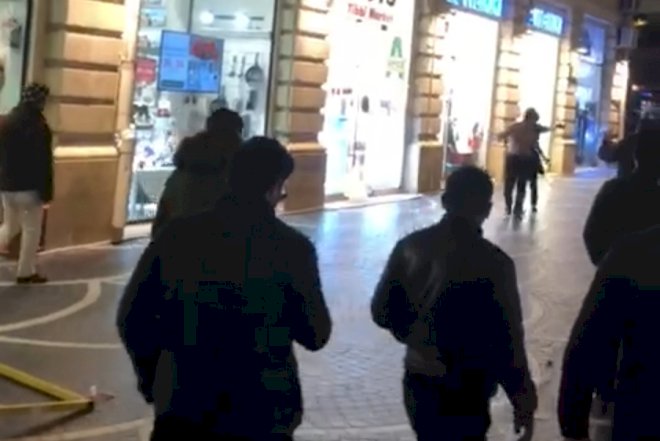“Tarqovı”da həyəcanlı anlar: Köynəyini çıxarıb, bıçaqla hücum etdi – Video