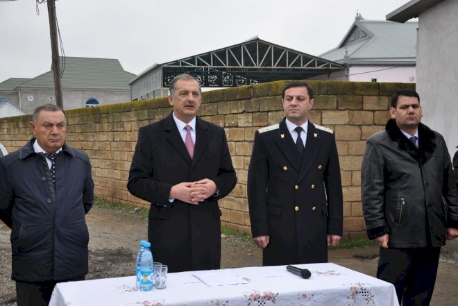 Kirayədə yaşadığını deyən icra başçısı 4 minlik kəmər taxır – FOTOFAKT