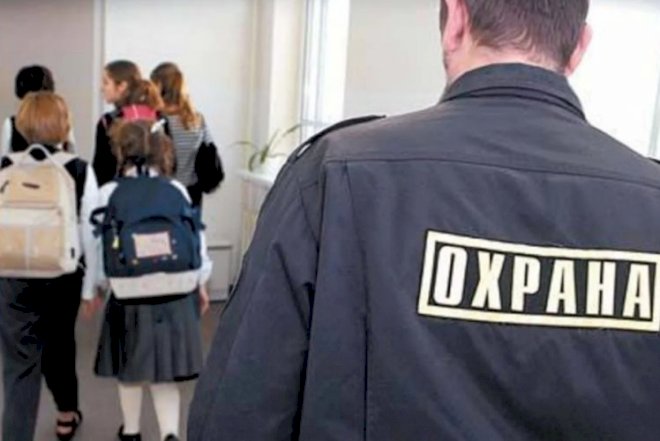 Bakıda dərsdə “teloxranitel” ilə oturan şagird görün hansı vəzifəlinin nəvəsi imiş… – Foto