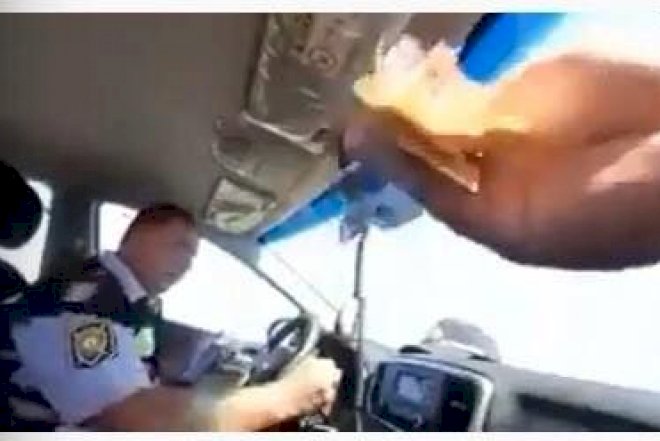 Azərbaycanda rüşvət alan yol polisinin videosunu yaydılar – “Hər maşına 10 manat”