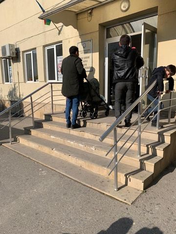 2 saylı uşaq poliklinikasında araba üçün giriş yoxdur – Baş həkim: “Biz tikinti zamanı təklif etmişdik, amma…” – FOTOLAR
