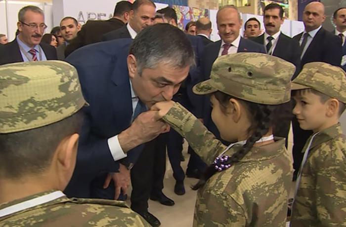 Nazir şəhid övladlarının əllərindən öpdü – VİDEO