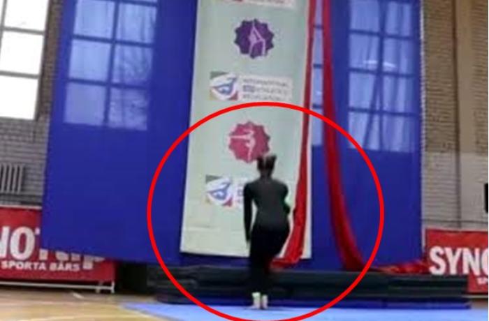 Gimnast metrələrcə yüksəklikdən yerə düşdü – Dəhşətli anların VİDEOSU