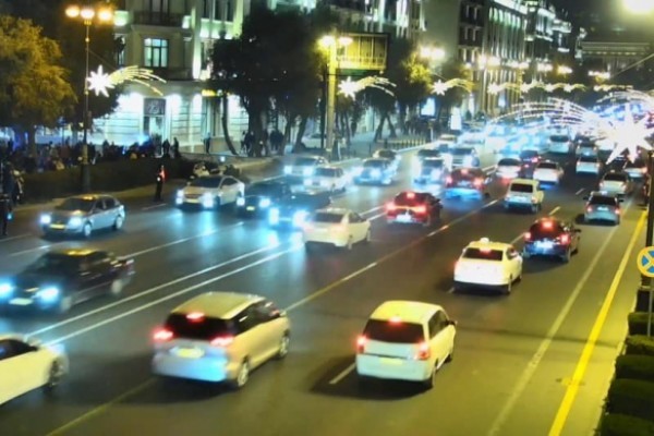 Bakıda Yeni ili tıxacda qarşılayan sürücülər rəqs etdi (Video)