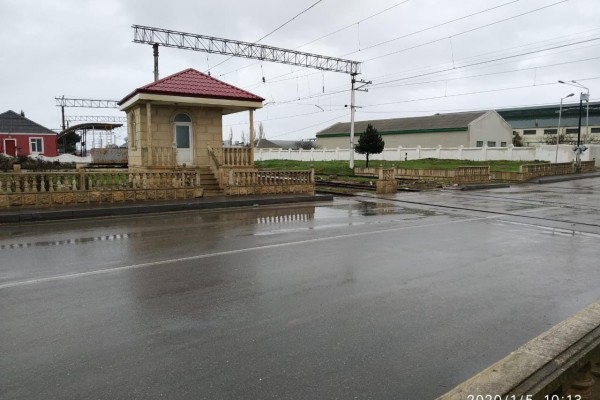 Bakıda qatarla toqquşan təcili yardım maşınının sürücüsünün ayağı amputasiya olundu – FOTO