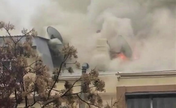 “28 May” metrosu yaxınlığında bina yanır — VİDEO