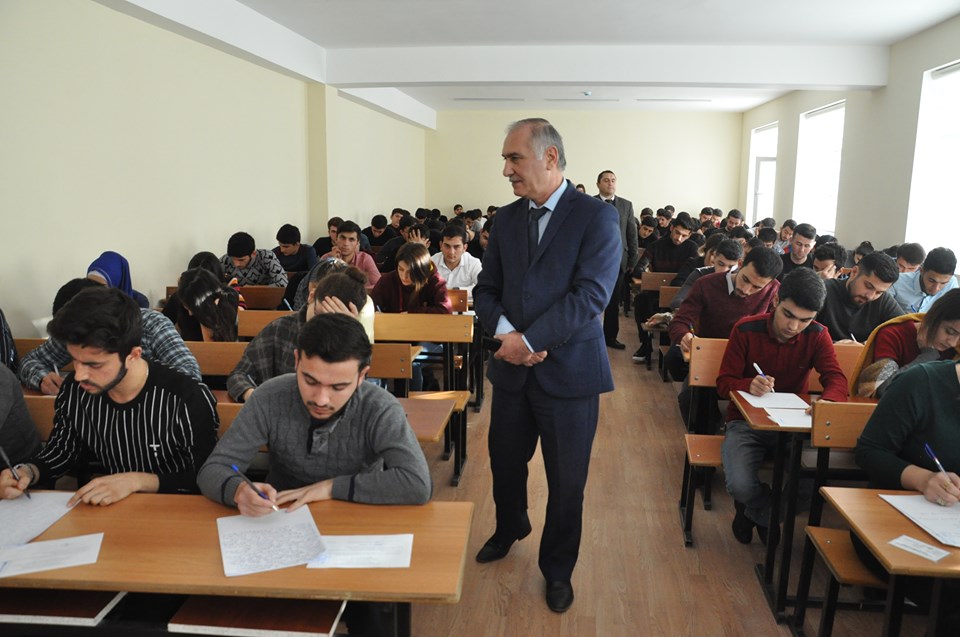 İctimai şuranın üzvləri  imtahanların gedişini izləyiblər.