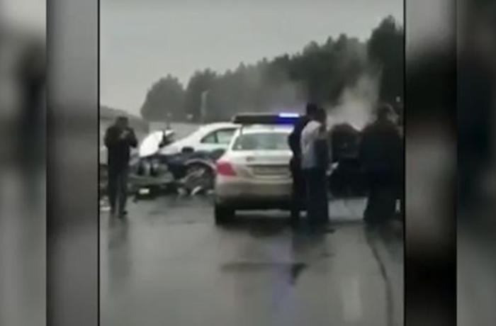 Hacıqabulda polis maşını dəmir maneəyə çırpıldı – VİDEO