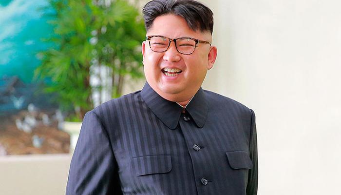 25 hərbçi qız Kim Çen Inın qarşısında ağlayaraq mahnı oxudu – VİDEO