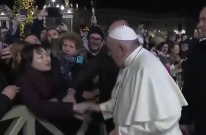 Roma Papası qadının əlinə zərbə vurması ilə bağlı üzr istəyib – VİDEO – YENİLƏNİB