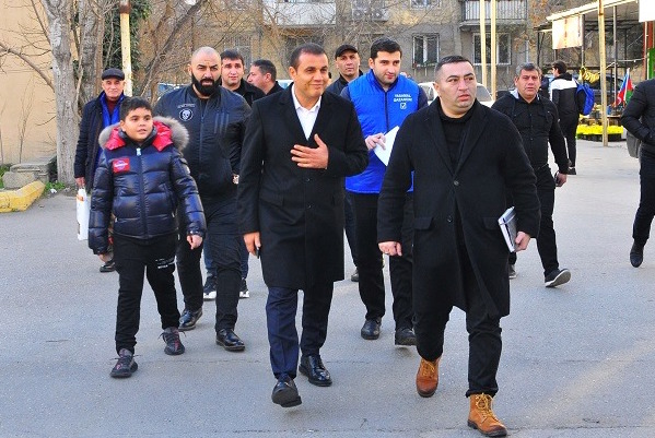 Seçici qarşısında baş əyən YAP-çı namizəd “Gelandewagen”lə yol kəsib: “Adamı ağzından atarlar”