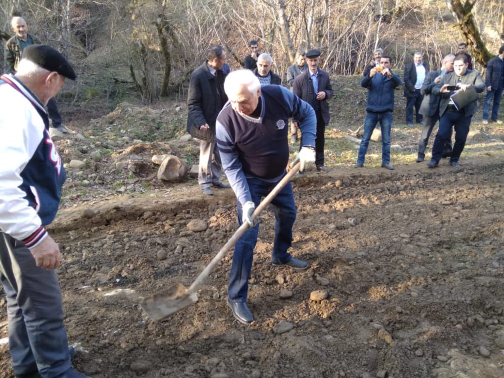 Hadı Rəcəbli əlinə bel alıb fəhləliyə başladı – Ucuz şounun izi ilə + FOTOLAR