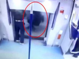 Yanlış qatara minən adam özünü aşağı atdı – VİDEO